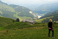 Longevaux, avec le barrage de l'Hongrin dans le lointain