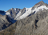 L'Aletschhorn et l'Oberaletschhütte, à peine visible