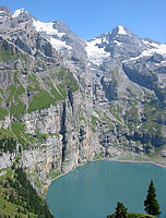 Vue plongeante sur l'Oeschinensee