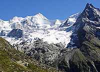 Le glacier de Moming, encadré par les roches du Besso et les neiges du Zinalrothorn