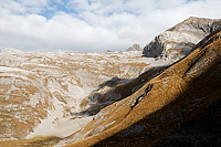 Au-delà du Pas de Maimbré s'ouvre un magnifique vallon sous le Sex Rouge