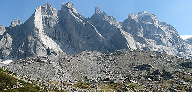 Une vue plus large de la situation de la Capanna Sciora