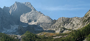 A passage leads from Capanna Sciora to Capanna Sasc Furä, behind the crest