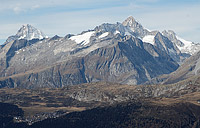 Bietschhorn (à gauche), Aletschhorn et d'autres pics de la région d'Aletsch