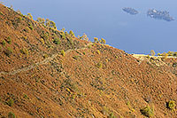 Un sentier et les Iles de Brissago