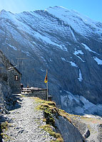 Gspaltenhornhütte with Morgenhorn as backdrop