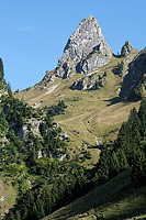 La montée au Col de la Croix, à gauche de Grande Miette