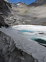 Le lac de Ténéhet, encore partiellement gelé à la mi-août