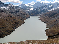 Depuis les pentes du Mont Blava le lac des Dix s'étire dans tout sa longueur