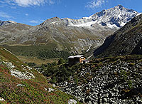 La cabane du Petit-Mountet sur sa moraine, devant le Weisshorn