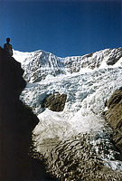 The trail overhangs the Unterer Grindelwaldgletscher