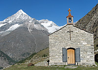 In Ottavan, the Weisshorn provides the backdrop to the little chapel
