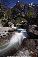 A Puntid, le pont et le torrent Calnègia